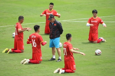 Công Phượng, Anh Đức luyện "không chiến" chờ đầu Malaysia, UAE