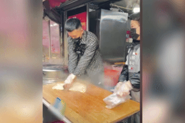 1,3 tỷ lượt xem màn "ném" bột độc lạ của thợ bán bánh nổi danh