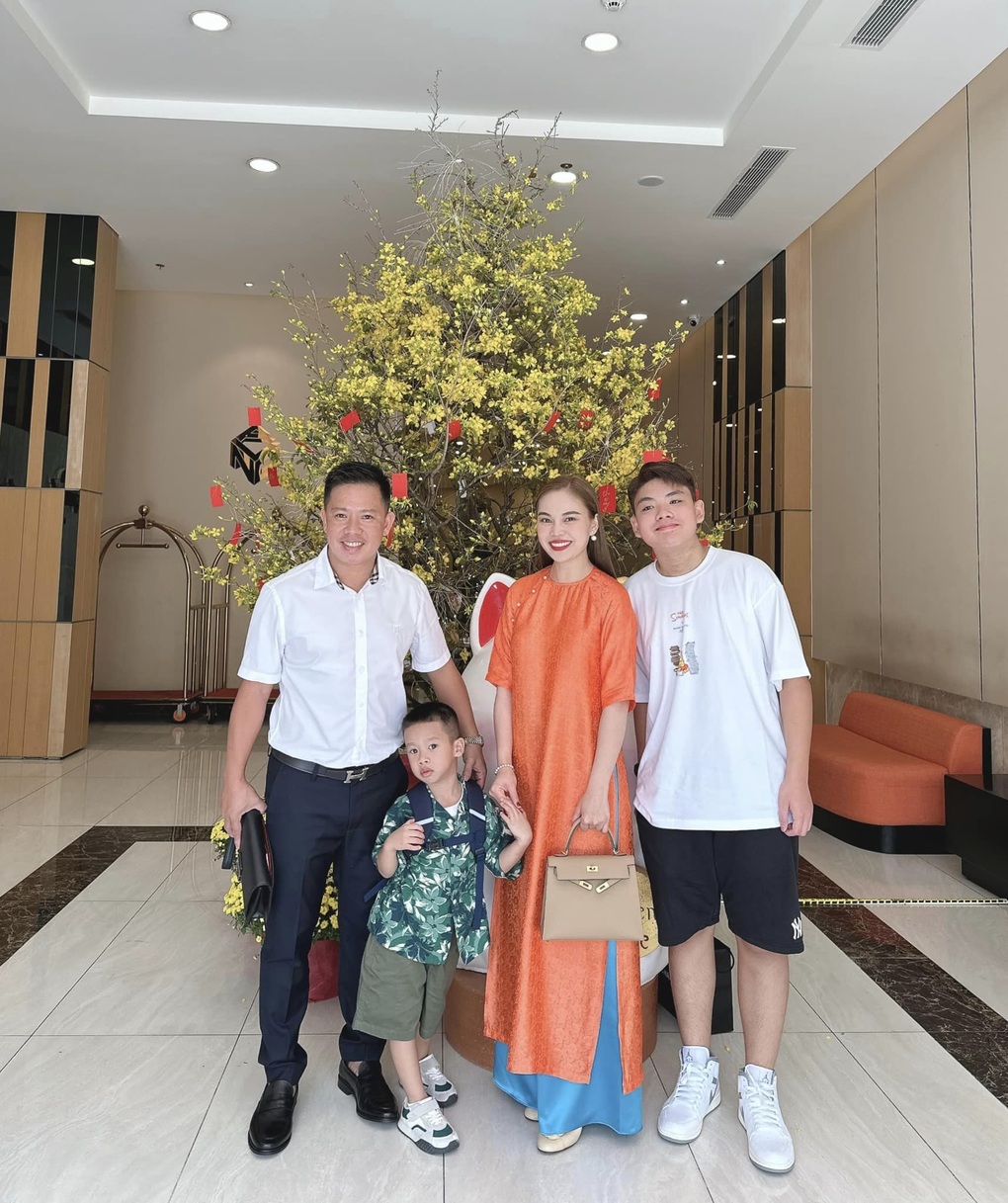 Giang Hồng Ngọc chạy show ở Mỹ, lo lắng cho ông xã bị chấn thương ở nhà - 1 Giang Hồng Ngọc chạy show ở Mỹ, lo lắng cho ông xã bị chấn thương ở nhà - 1