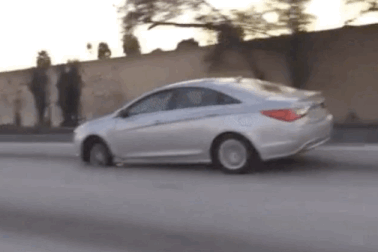 Kì lạ xe Hyundai Sonata mất một lốp vẫn chạy băng băng trên đường