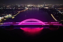 Cầu vượt sông Hương có gắn đèn lọng cung đình chính thức cho xe qua