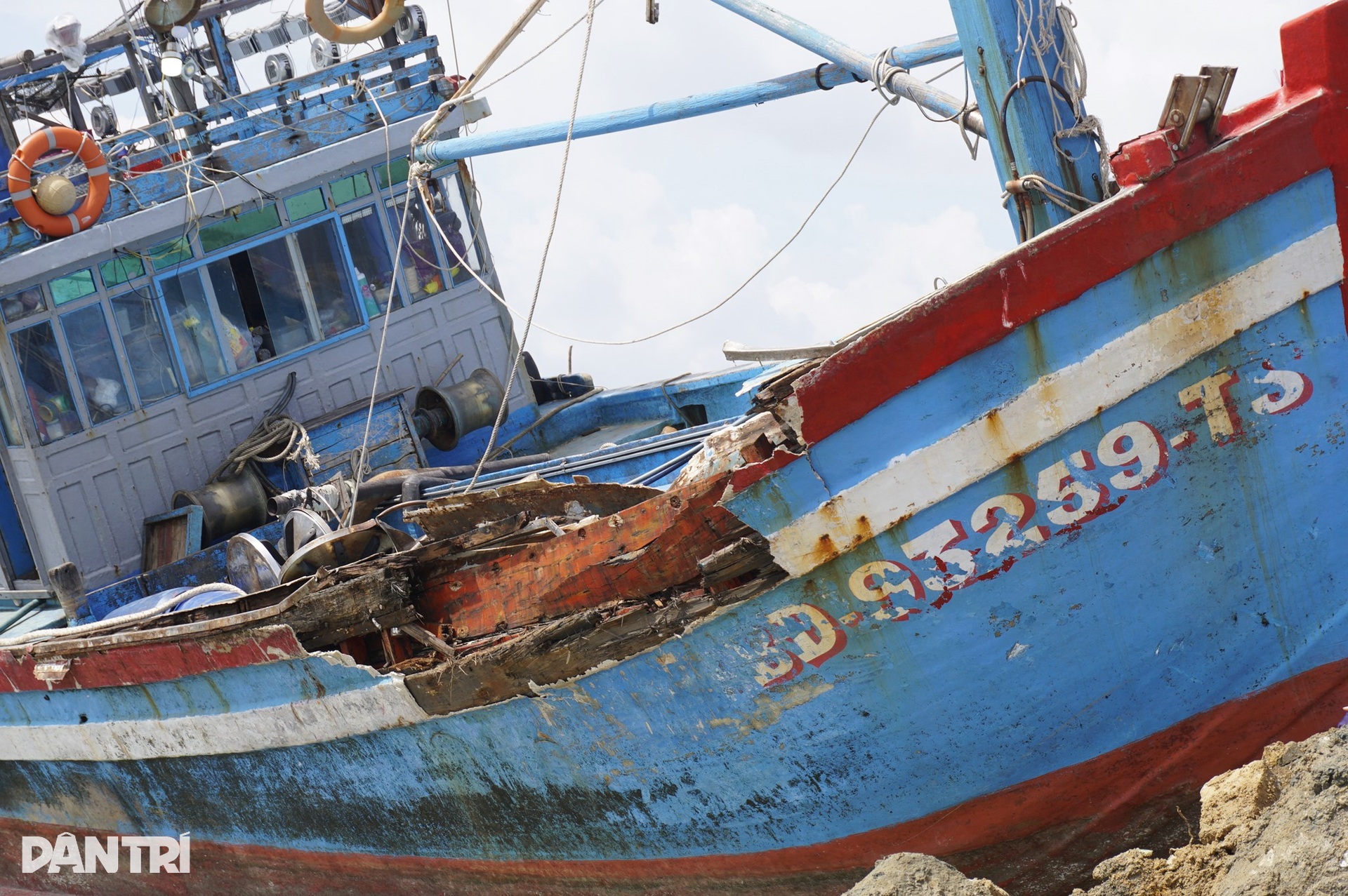 Ngư dân hối hả cứu tàu sau bão Kalmaegi: Thà mất tay còn hơn mất tàu - 12