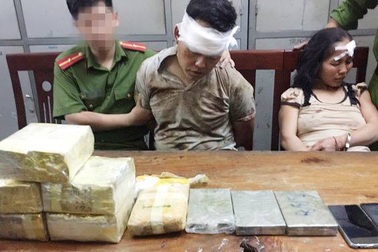 Bắt giữ cặp vợ chồng vận chuyển 3 bánh heroin, 5kg ma túy đá