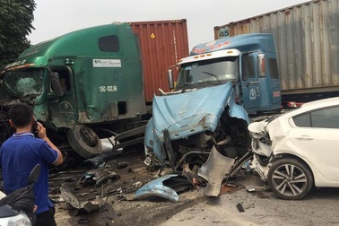 2 xe container tông nhau nát bét đầu, quốc lộ ùn tắc nghiêm trọng