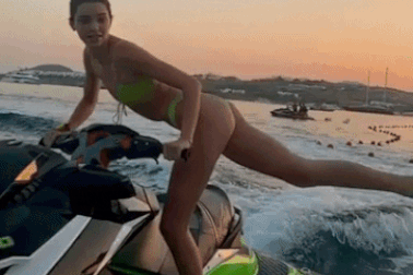 Người đẹp thế giới theo trào lưu "đá bay nắp chai" theo cách quyến rũ