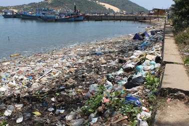 Mỗi ngày “tống” 2,5 tấn rác ra biển