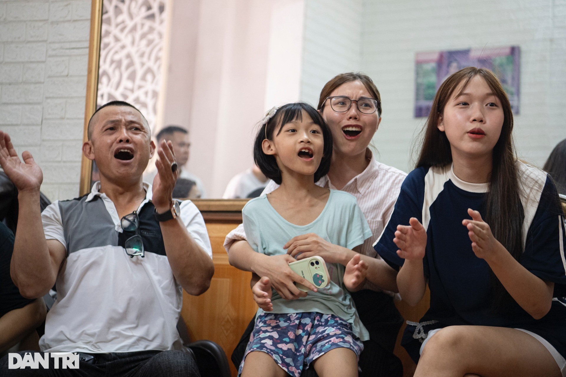 Gia đình cầu thủ số 10 Hải Linh quây quần cổ vũ hết mình cho con gái - 11 Gia đình cầu thủ số 10 Hải Linh quây quần cổ vũ hết mình cho con gái - 11