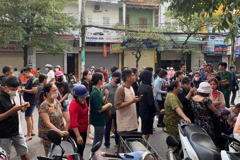 Vạ vật ngủ ngoài đường từ nửa đêm chờ đợi mua bánh trung thu - 3 Vạ vật ngủ ngoài đường từ nửa đêm chờ đợi mua bánh trung thu - 3