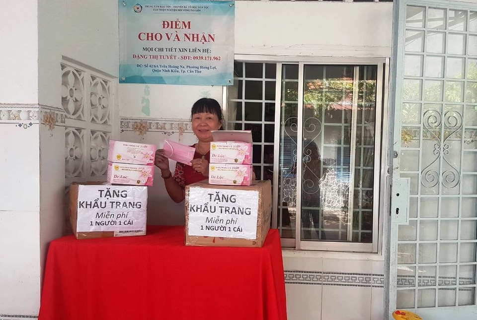 Giữa cơn sốt khẩu trang, Cần Thơ gây sốc với “miễn phí”, “chỉ tặng không bán”! - 3 Giữa cơn sốt khẩu trang, Cần Thơ gây sốc với “miễn phí”, “chỉ tặng không bán”! - 3