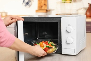 Vì sao không nên dùng hộp nhựa khi hâm nóng thức ăn trong lò vi sóng