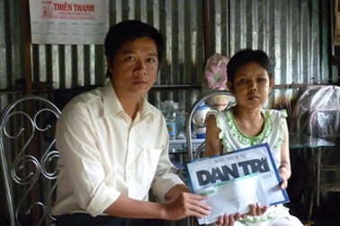 Gia đình Út Nhỏ bật khóc khi nhận tiền nhân ái 