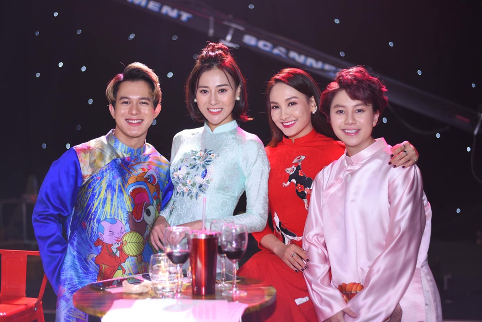 NSND Hoàng Dũng, Lan Hương lần đầu trổ tài ca hát cùng dàn diễn viên đình đám - 13 NSND Hoàng Dũng, Lan Hương lần đầu trổ tài ca hát cùng dàn diễn viên đình đám - 13