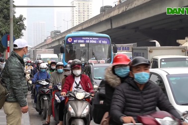 Người dân tấp nập đổ về quê nghỉ Tết, đường phố cửa ngõ Hà Nội ùn ứ kéo dài