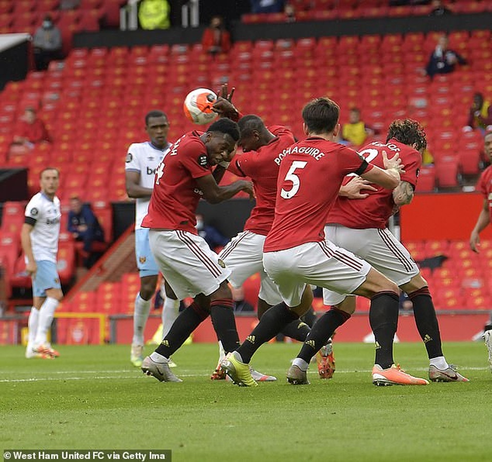 Dùng tay chơi bóng, Pogba bị huyền thoại Man Utd chỉ trích thậm tệ - 4 Dùng tay chơi bóng, Pogba bị huyền thoại Man Utd chỉ trích thậm tệ - 4