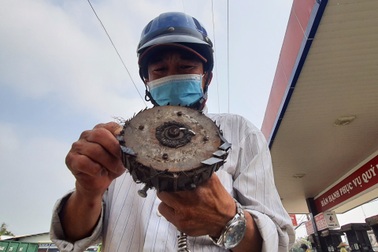 Người đàn ông 16 năm nhặt đinh ở cửa ngõ phía Tây TPHCM