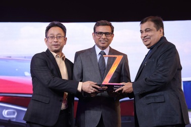 VinFast VF 7 nhận giải “Thiết kế của năm” tại Zee Media Auto Summit 2025