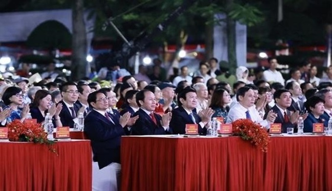 Thủ tướng Phạm Minh Chính và các đại biểu tham dự Lễ hội Hoa Phượng Đỏ 2023.