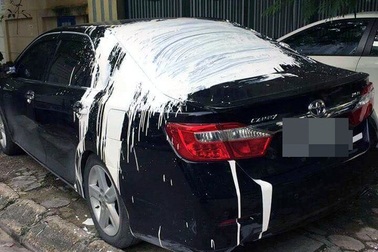 Xe Camry đỗ trên vỉa hè Hà Nội bị đổ đầy sơn