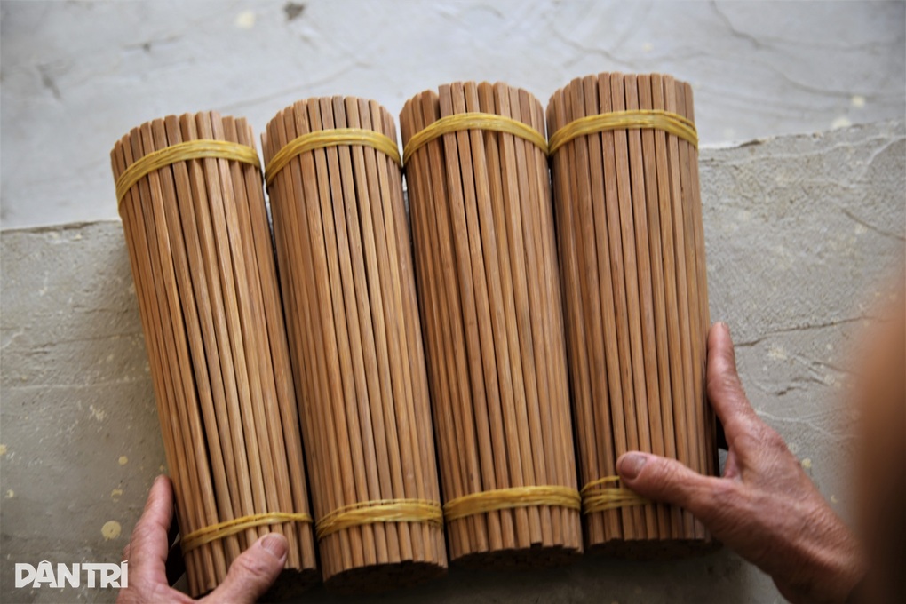Đắt hàng dịp Tết, nghệ nhân làm đũa cau tất bật đến khuya - 4 Đắt hàng dịp Tết, nghệ nhân làm đũa cau tất bật đến khuya - 4