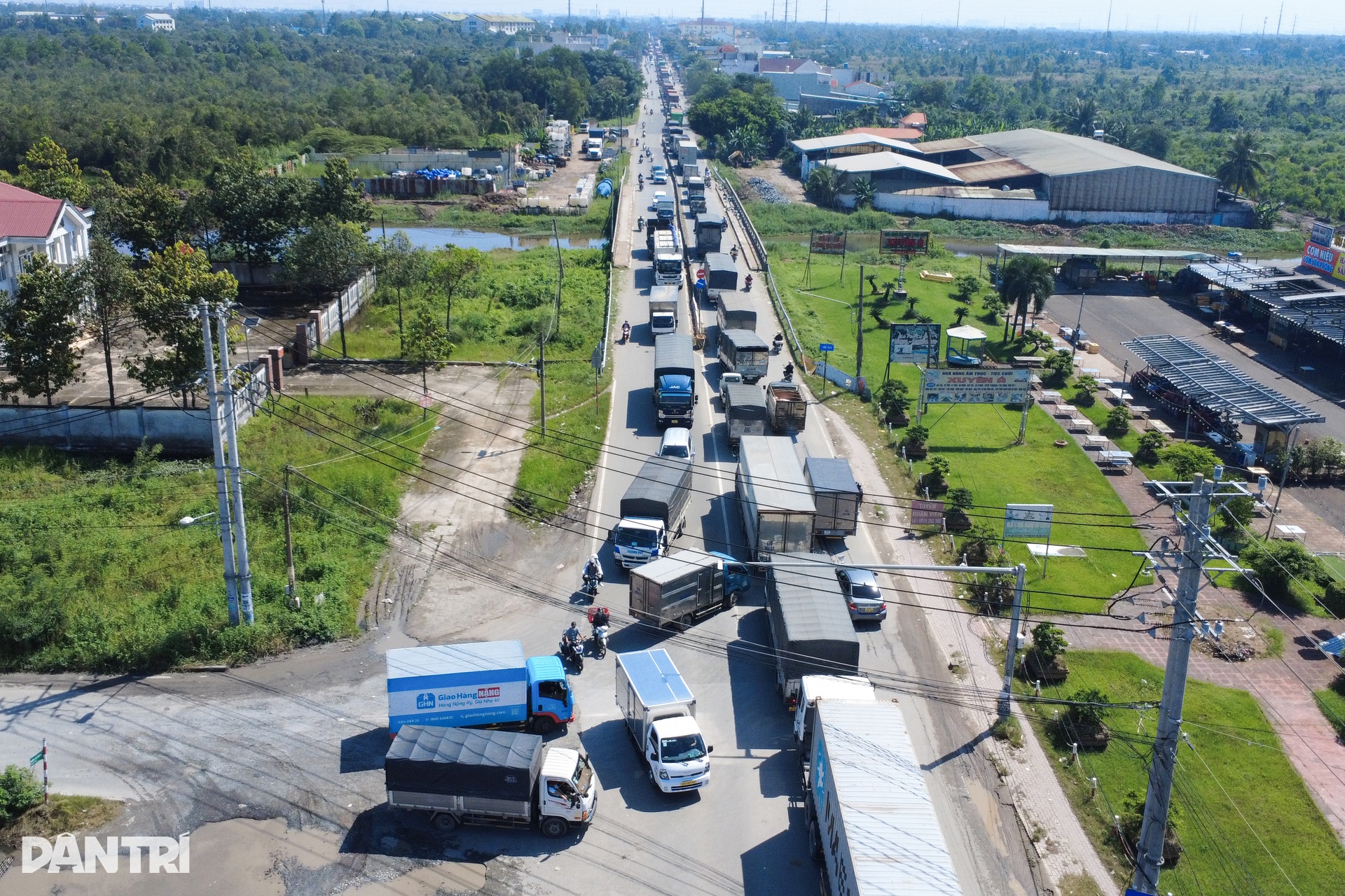 Đường huyết mạch nối TPHCM - Tây Ninh tê liệt vì kẹt xe triền miên - 11 Đường huyết mạch nối TPHCM - Tây Ninh tê liệt vì kẹt xe triền miên - 11