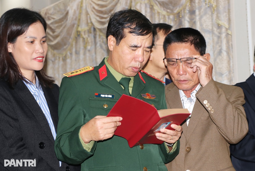 Con trai nghẹn ngào nhận kỷ vật duy nhất của người bố liệt sỹ sau 60 năm - 2