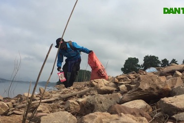 Nhóm bạn trẻ “đội nắng” đi gom rác làm sạch môi trường