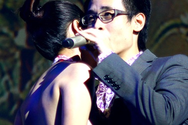 Phương Linh khoe lưng trần bên Hà Anh Tuấn