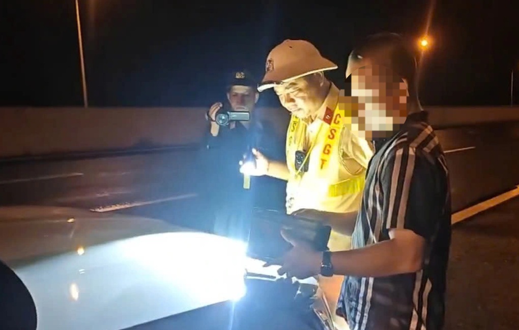 Tài xế có hơi men lái ô tô ngược chiều ở làn 120km/h trên cao tốc - 1 Tài xế có hơi men lái ô tô ngược chiều ở làn 120km/h trên cao tốc - 1