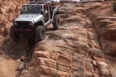 Thán phục kỹ năng điều khiển xe xuống dốc đá hiểm trở