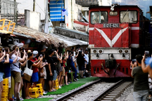 Báo chí nước ngoài đưa tin về việc Hà Nội đóng cửa phố cà phê đường tàu