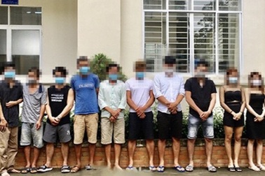 Cảnh sát đột kích quán karaoke, phát hiện 13 nam nữ "bay lắc" giữa mùa dịch