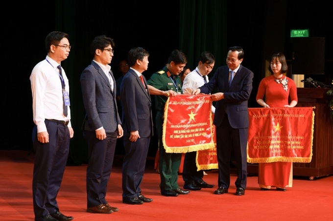 Bộ trưởng Bộ Lao động-Thương binh và Xã hội Đào Ngọc Dung tặng cờ thi đua cho 5 tập thể dẫn đầu phong trào thi đua về An toàn, vệ sinh lao động năm 2022.