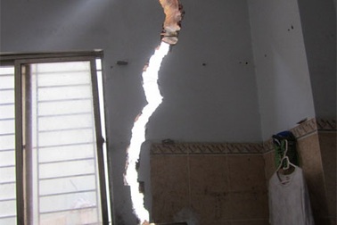 Nhà dân “vỡ toác” vì công trình chung cư