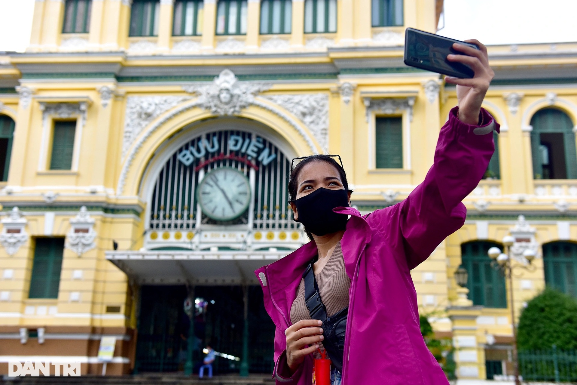 Người dân Sài Gòn phấn khởi ra đường đi dạo, gặp gỡ bạn bè - 9 Người dân Sài Gòn phấn khởi ra đường đi dạo, gặp gỡ bạn bè - 9