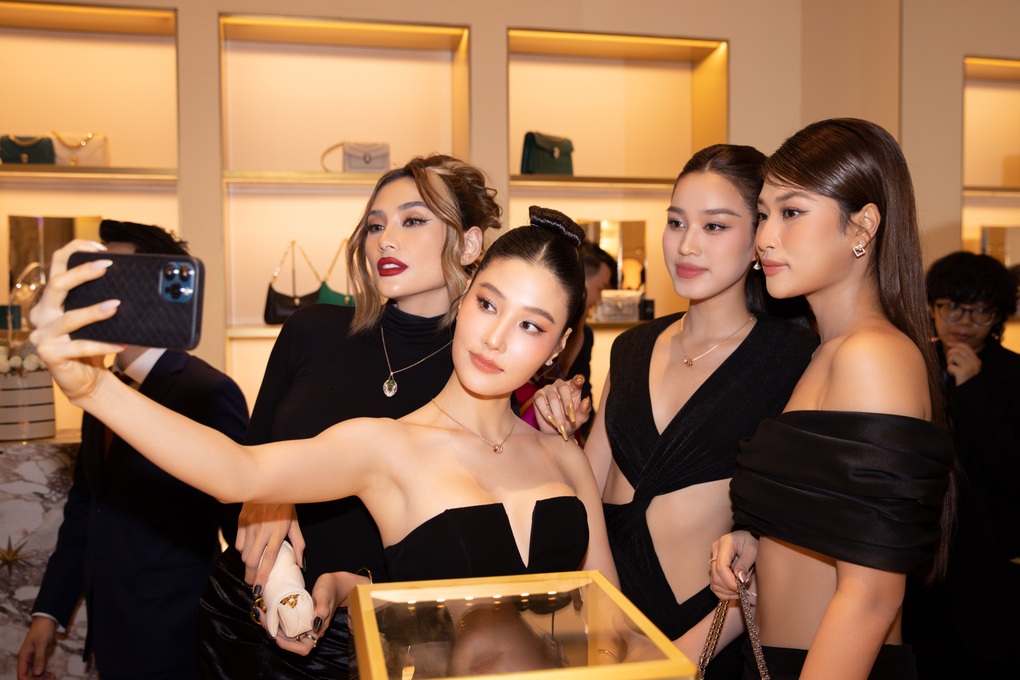 Hương Giang lạ lẫm với tóc tém, Thanh Hằng đeo trang sức 5 tỷ đồng - 10 Hương Giang lạ lẫm với tóc tém, Thanh Hằng đeo trang sức 5 tỷ đồng - 10