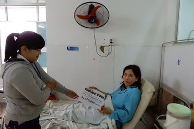 Hơn 36 triệu đồng đến với người đàn bà bị máy dán gỗ cuốn dập nát tay