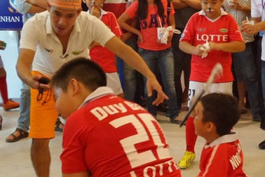 Xuân Bắc, Ngọc Châm lo cầu thủ tí hon “tè dầm” vì sợ ma