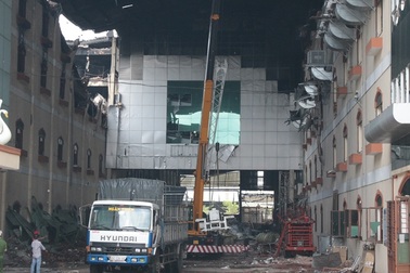 Vụ cháy kéo dài 5 ngày: Hối hả đập tường cứu máy móc