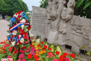 Hà Nội sẽ tu bổ bức phù điêu "Bắt sống phi công Mỹ"