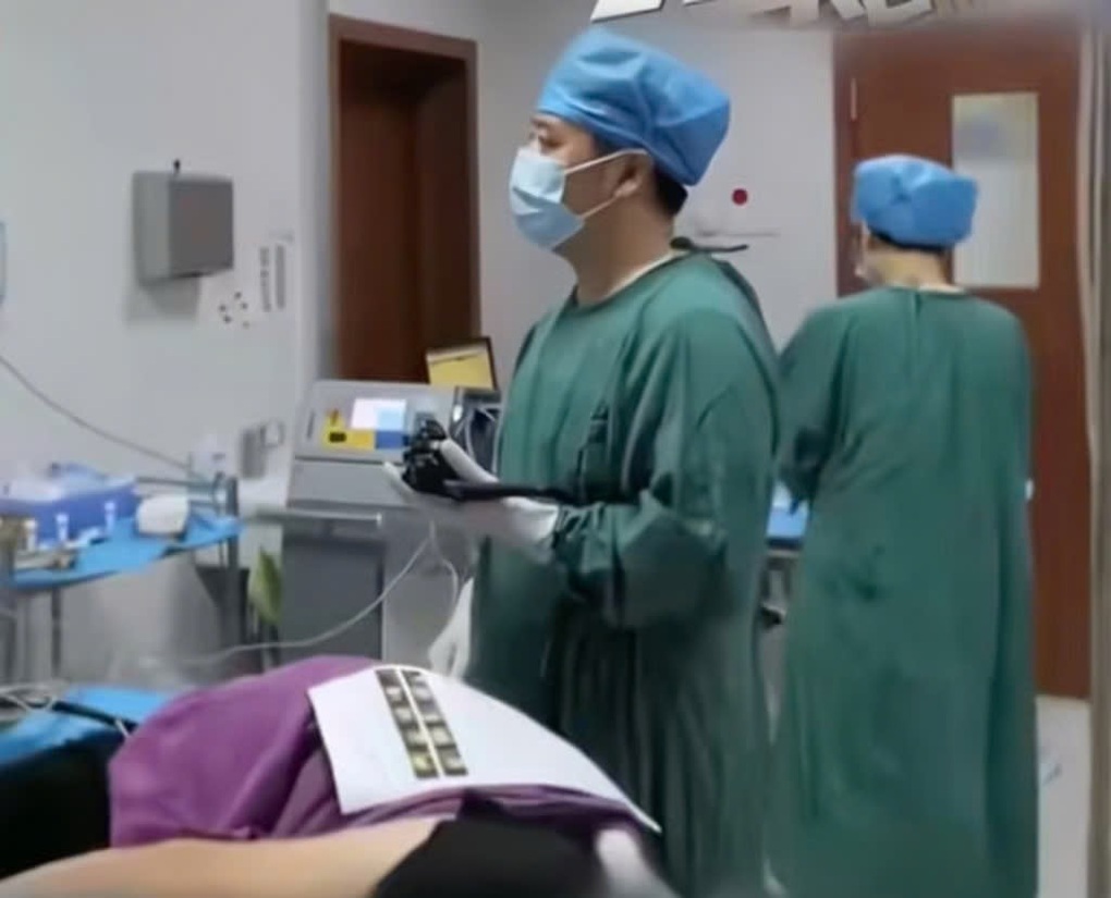 Người đàn ông phát hiện bàn chải đánh răng nằm trong ruột suốt 52 năm - 2 Người đàn ông phát hiện bàn chải đánh răng nằm trong ruột suốt 52 năm - 2