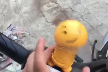 Đua nhau đi buôn thú nhún lò xo mặt cười khiến giá giảm “thê thảm”