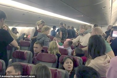 Khách say lao tới cửa thoát hiểm đòi mở khi bay ở độ cao hơn 10.000m