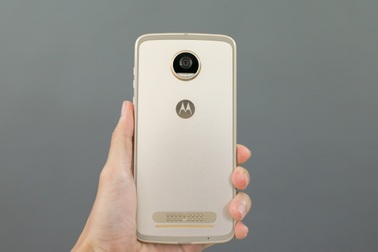 Đập hộp Motorola Z2 Play chính hãng tại Việt Nam