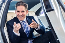 Bí quyết làm việc hơn 13 tiếng/ngày của triệu phú tự thân Grant Cardone