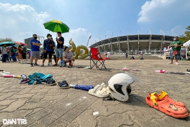 Cổ động viên phơi nắng xếp hàng giữ chỗ lấy vé chung kết AFF Cup