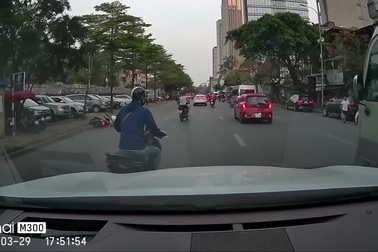 Xe máy ngã sõng soài trên đường vì né người đi bộ sang đường