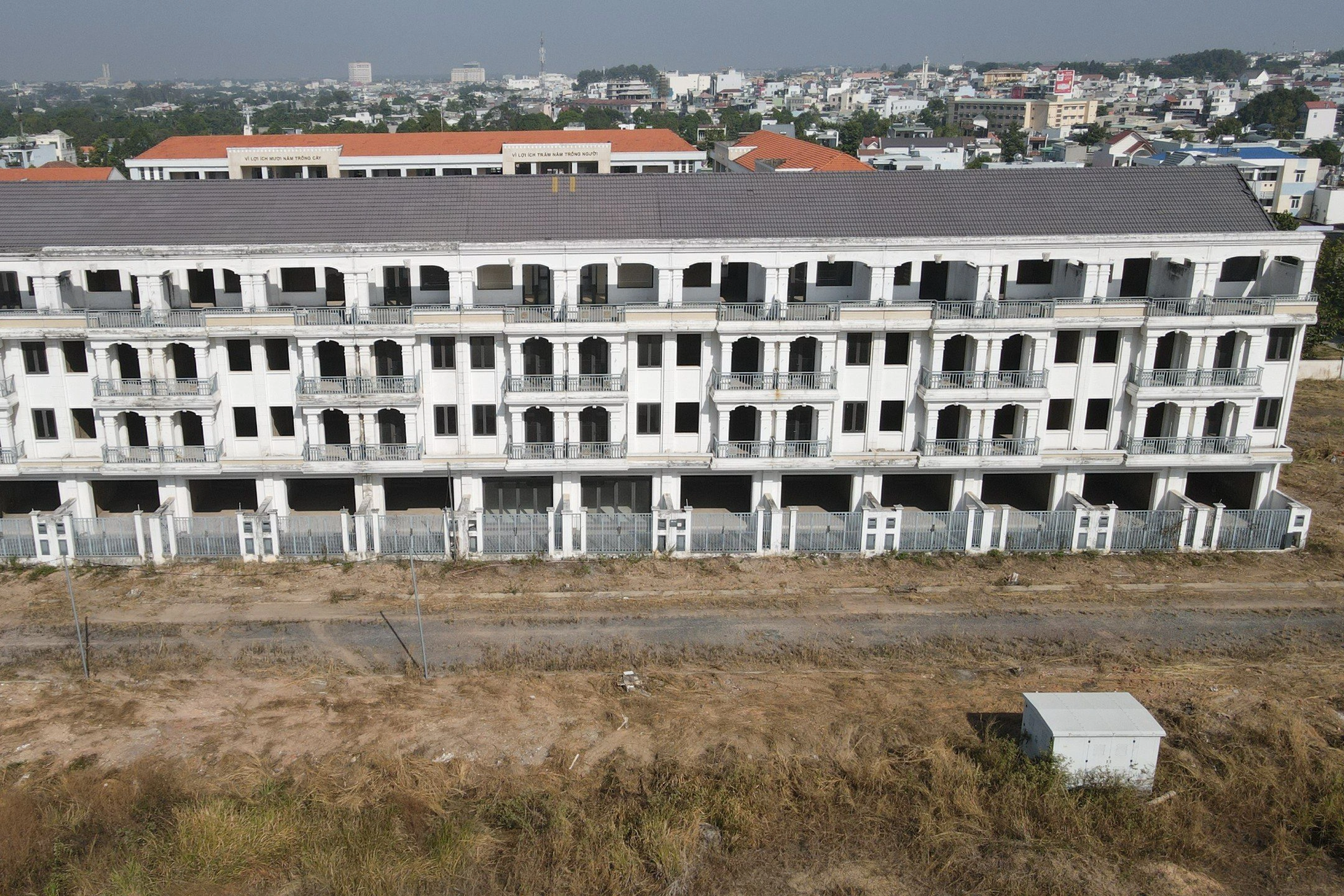 Cảnh hoang tàn ở khu dân cư trung tâm Biên Hòa - 4 Cảnh hoang tàn ở khu dân cư trung tâm Biên Hòa - 4