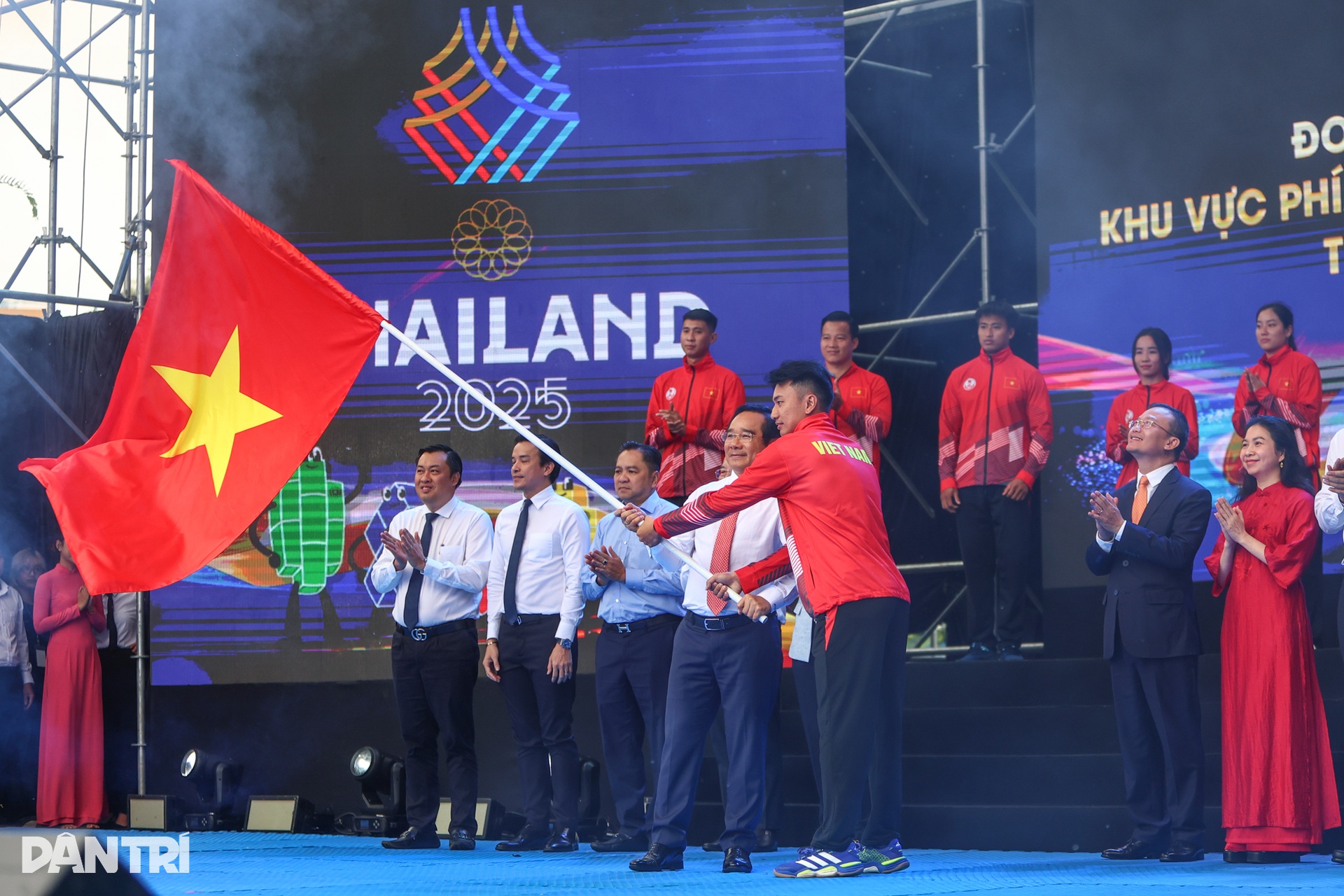 Hàng trăm VĐV hừng hực khí thế lên đường tranh tài SEA Games 33 - 11