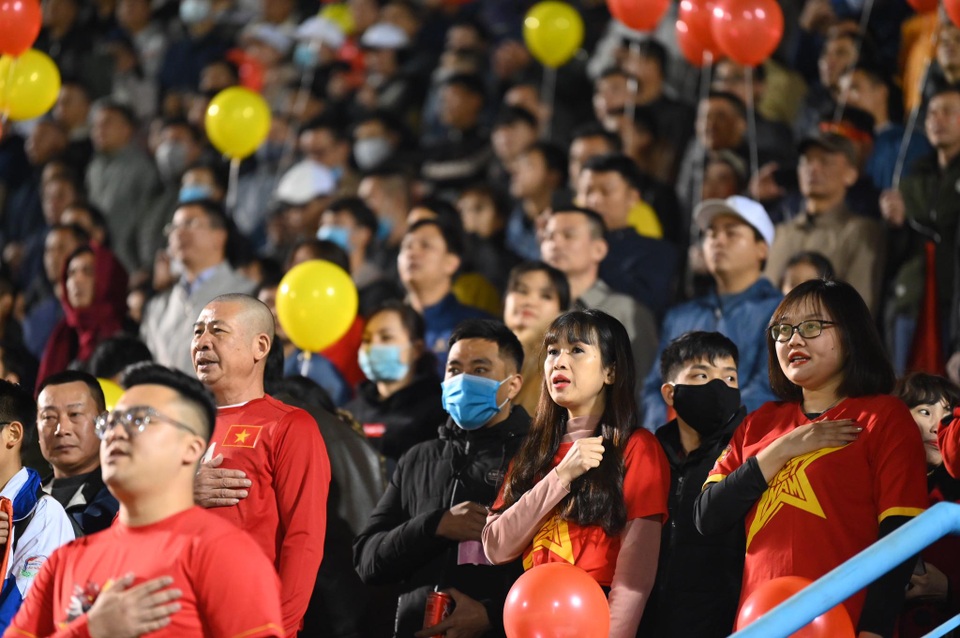 Cổ động viên phủ đỏ khán đài trong trận đấu của tuyển Việt Nam - 7