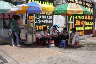 Nỗi lo từ những gánh hàng rong trước cổng trường